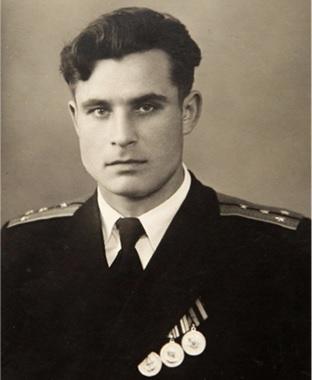 La imagen muestra a un hombre joven con uniforme militar, condecorado con varias medallas en su lado izquierdo del pecho.