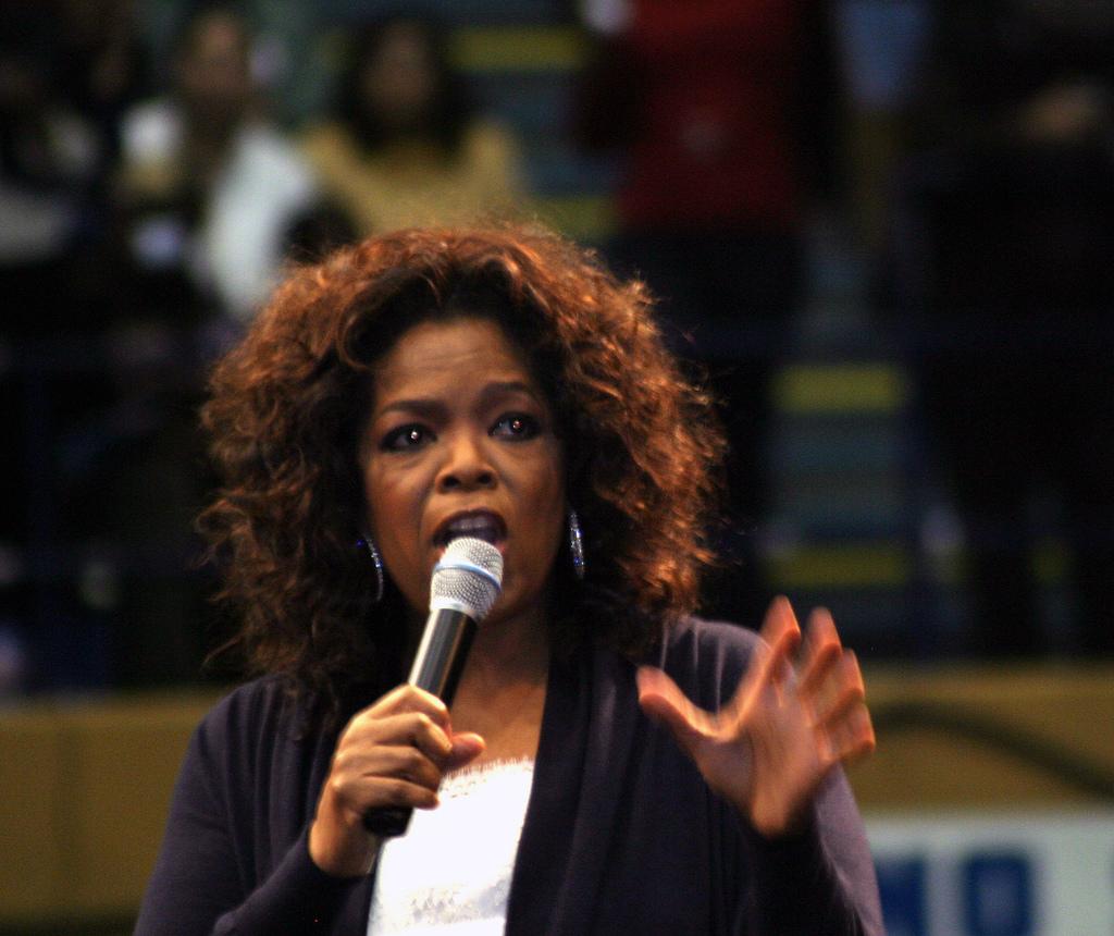 Oprah Winfrey con un micrófono en la mano