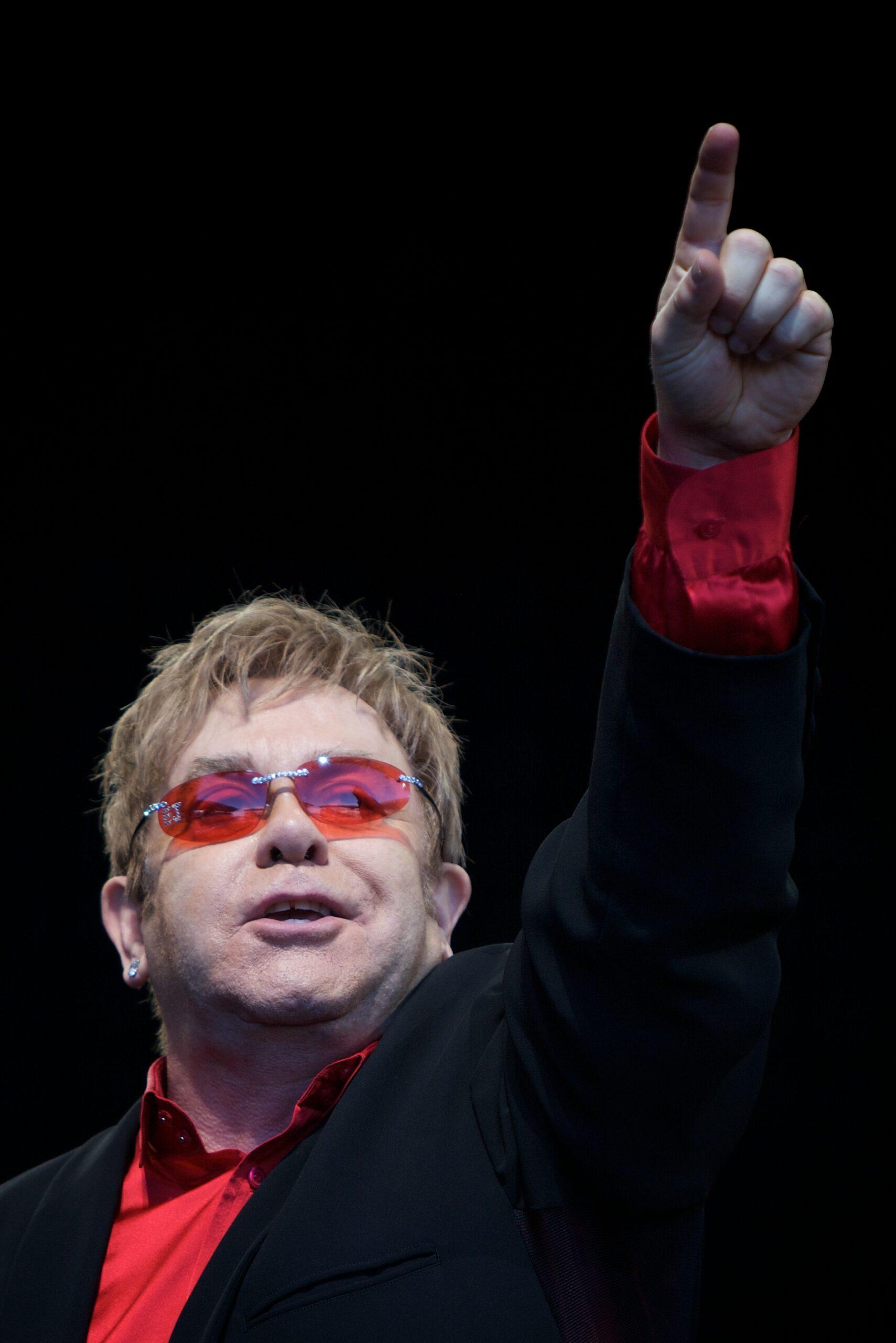 Elton John dando un concierto
