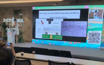 Una foto tomada en Devcon que muestra a un ponente en el escenario frente a una gran diapositiva proyectada sobre la inspección de silicio por infrarrojos in situ (IRIS). Texto de la diapositiva: DC7 SEA. Inspección por infrarrojos in situ (IRIS) de silicio. Andrew «bunnie» Huang. QR de la sesión.