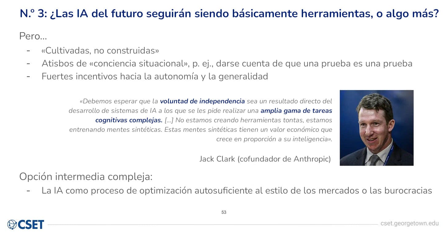 Diapositiva de CSET con una lista con viñetas de contraargumentos bajo «Pero…», una cita destacada centrada de Jack Clark atribuida en la parte inferior derecha junto a una foto de primer plano de Clark (sonriente, con traje oscuro y corbata sobre un fondo azul), y una última viñeta etiquetada en la parte inferior que esboza un marco intermedio.