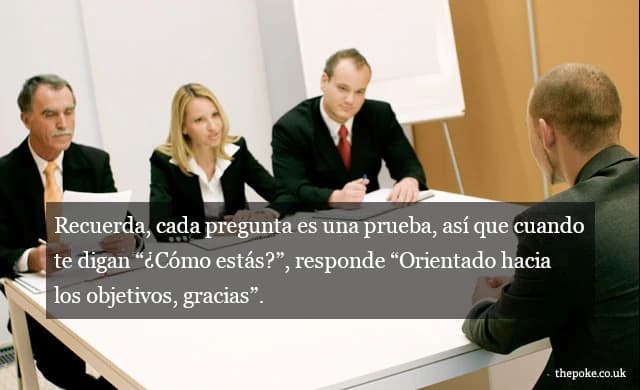 La imagen muestra una escena de una entrevista de trabajo con tres entrevistadores sentados frente a un candidato. El texto superpuesto ofrece un consejo humorístico: «Recuerda, cada pregunta es una prueba, así que cuando te digan...».