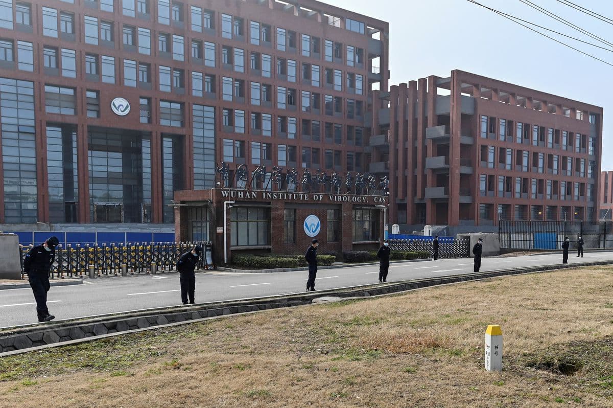 La imagen muestra la fachada del 'Wuhan Institute of Virology', con guardias de seguridad patrullando frente al edificio.