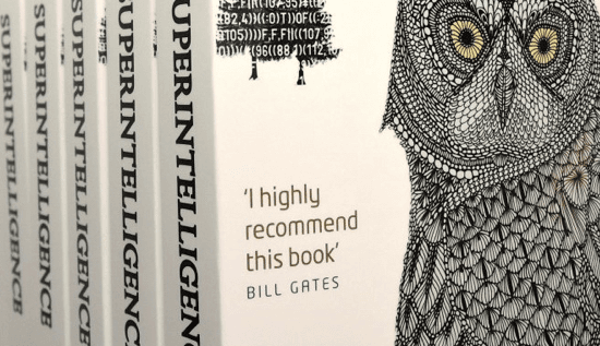 La imagen muestra una serie de copias alineadas del libro 'Superintelligence', de Nick Bostrom, cuya portada tiene el dibujo de un búho y una cita de recomendación atribuida a Bill Gates.