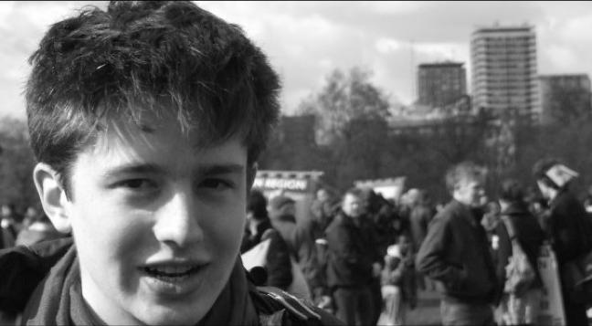Ben Todd de joven protestando en una manifestación contra el cambio climático