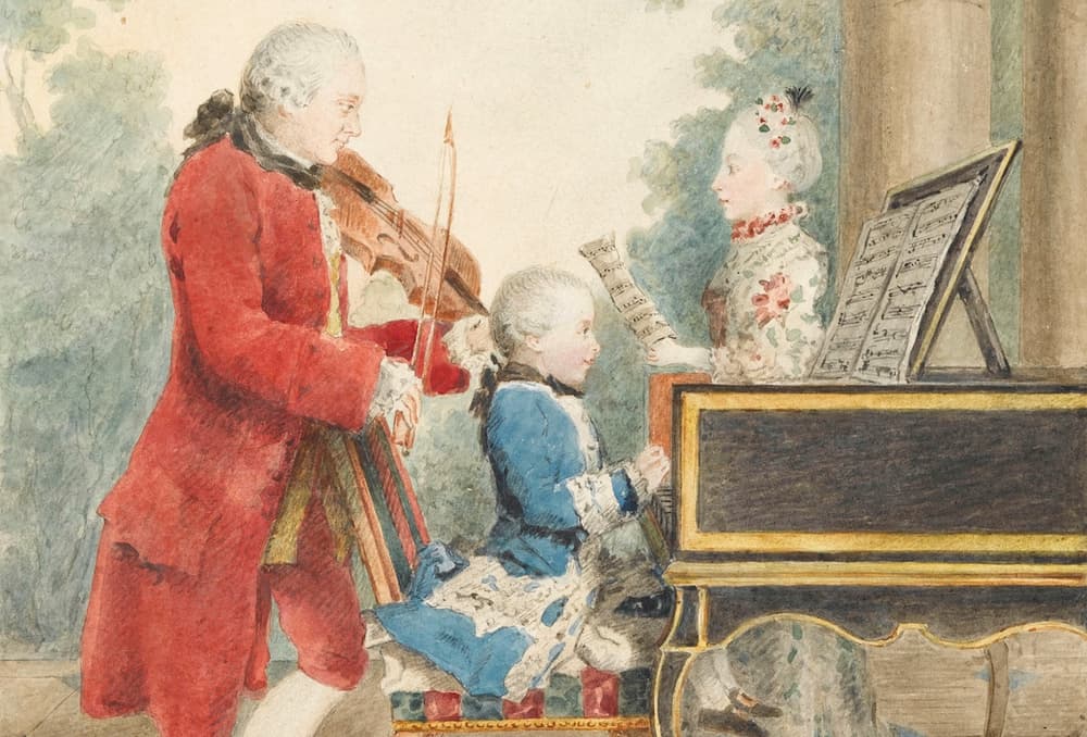 Esta es una acuarela del siglo XVIII que representa una escena musical íntima con tres figuras elegantemente vestidas: un hombre con un abrigo rojo tocando el violín, un niño vestido de azul al clavicordio y una mujer con un vestido floral sosteniendo una partitura, lo que probablemente representa una lección de música en familia.