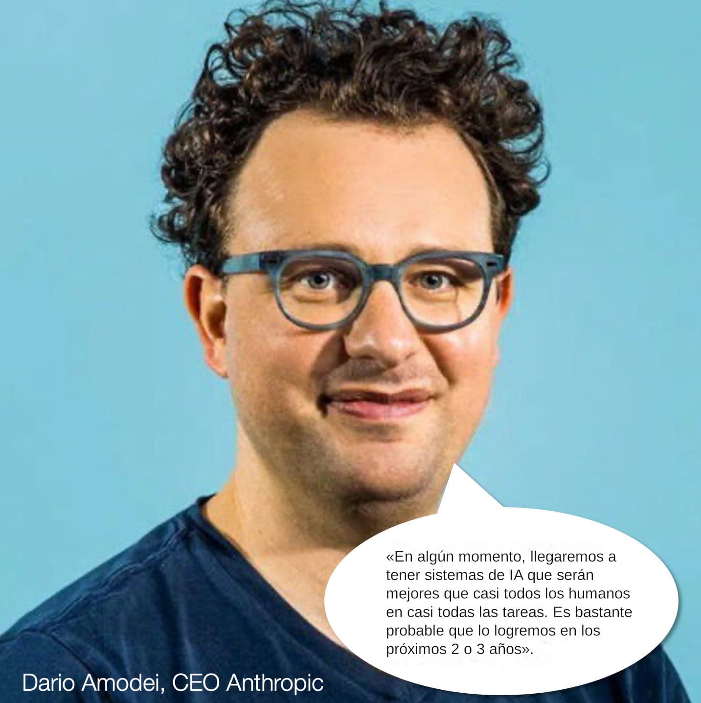 Retrato de Dario Amodei sobre un fondo azul claro, con cabello oscuro rizado y gafas de montura oscura, vistiendo una camisa azul marino; de él sale un globo de diálogo blanco estilo cómic con una cita.