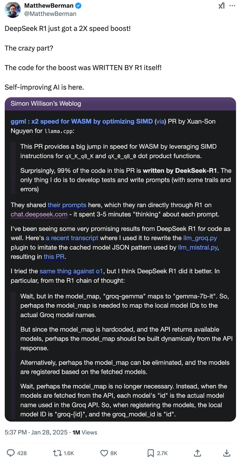 Captura de pantalla de un tuit de Matthew Berman (@MatthewBerman) que incluye, a su vez, una captura de pantalla con tema oscuro de una entrada del blog de Simon Willison sobre un *pull request* (PR) a llama.cpp escrito por DeepSeek-R1, seguido del fragmento de la transcripción de Willison del razonamiento en cadena de pensamiento de R1.