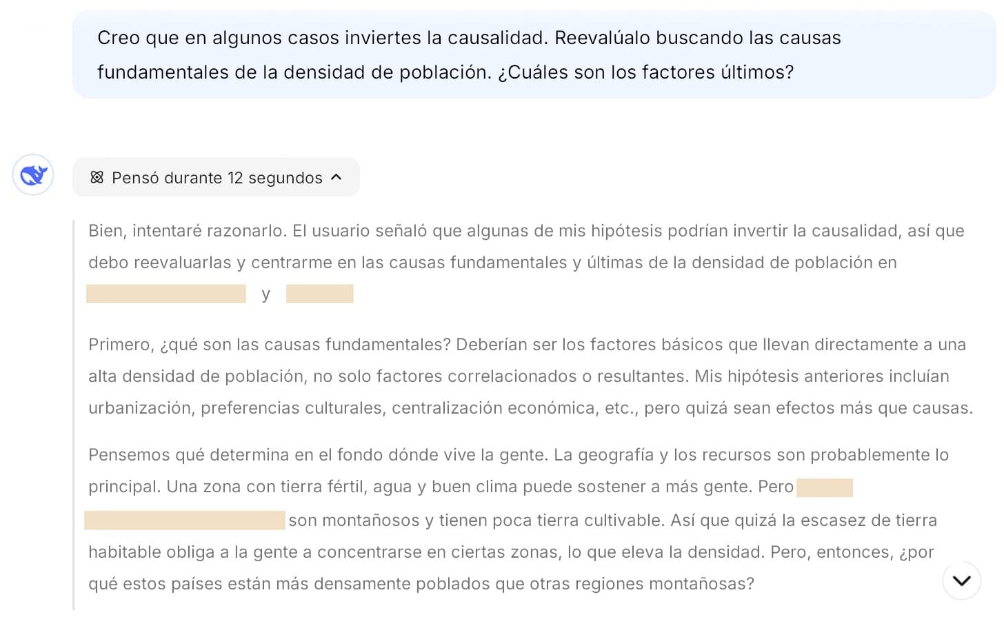 Captura de pantalla de un chat de DeepSeek donde el prompt de seguimiento del autor aparece en un globo de diálogo azul claro en la parte superior, y el avatar en forma de ballena de DeepSeek precede a un menú desplegable que dice «Pensó durante 12 segundos» debajo, mostrando en gris la cadena de pensamiento del modelo con dos barras de censura color beige que cubren los nombres de los países específicos comentados.